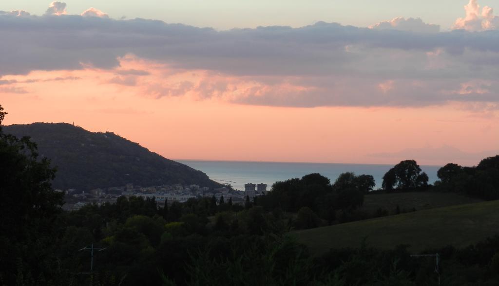 Collemare Lägenhet Pesaro Exteriör bild
